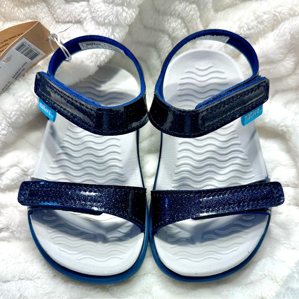 NATIVE •
Charley • Glitter -
Challenger Blue
Glitter/Hyams
Gray • Size C7 NWT